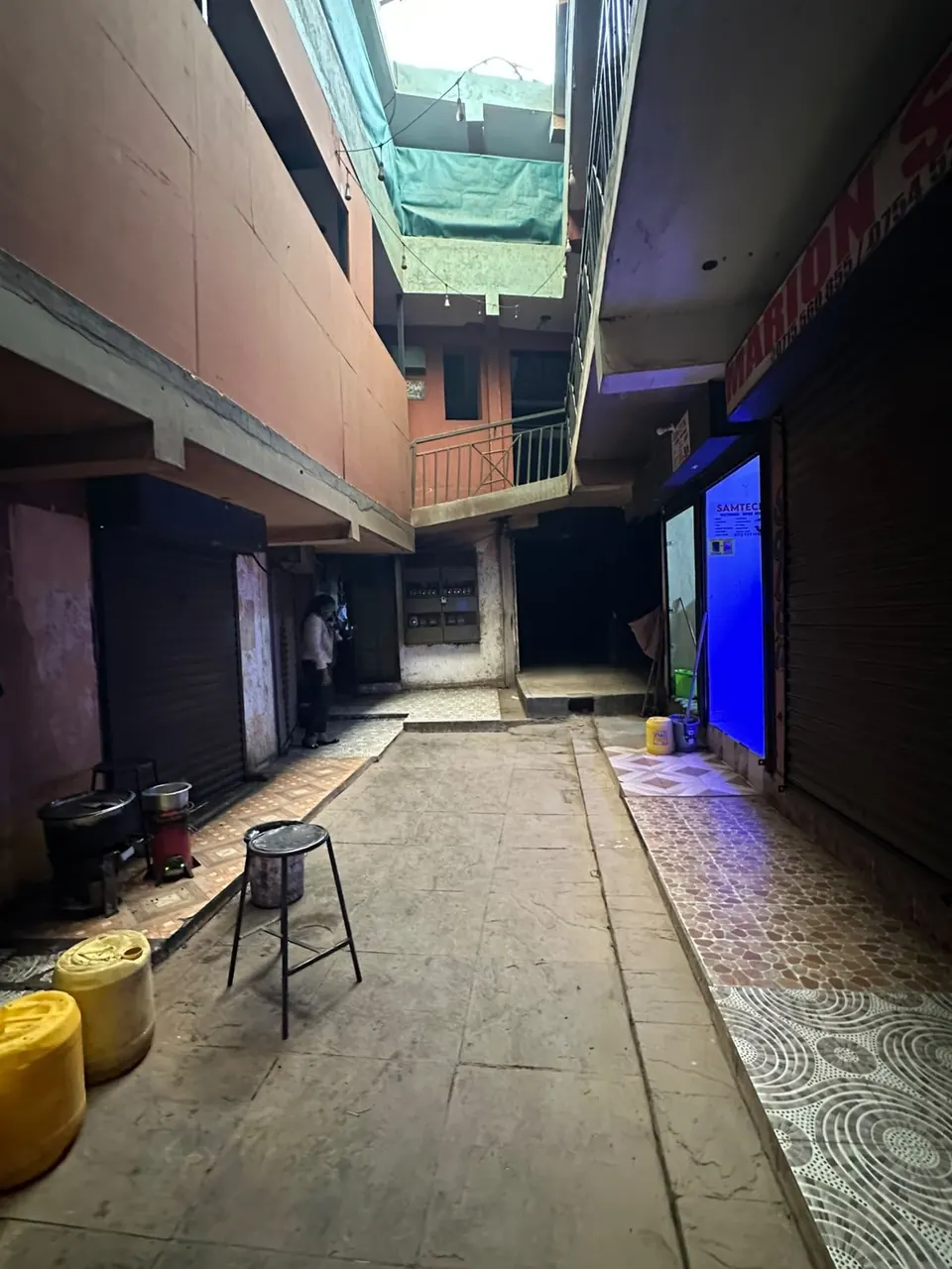 SHOP TO LET KIMBO